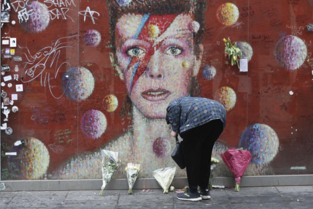 La potencia vanguardista y las mil caras de un artista del rock: David Bowie
