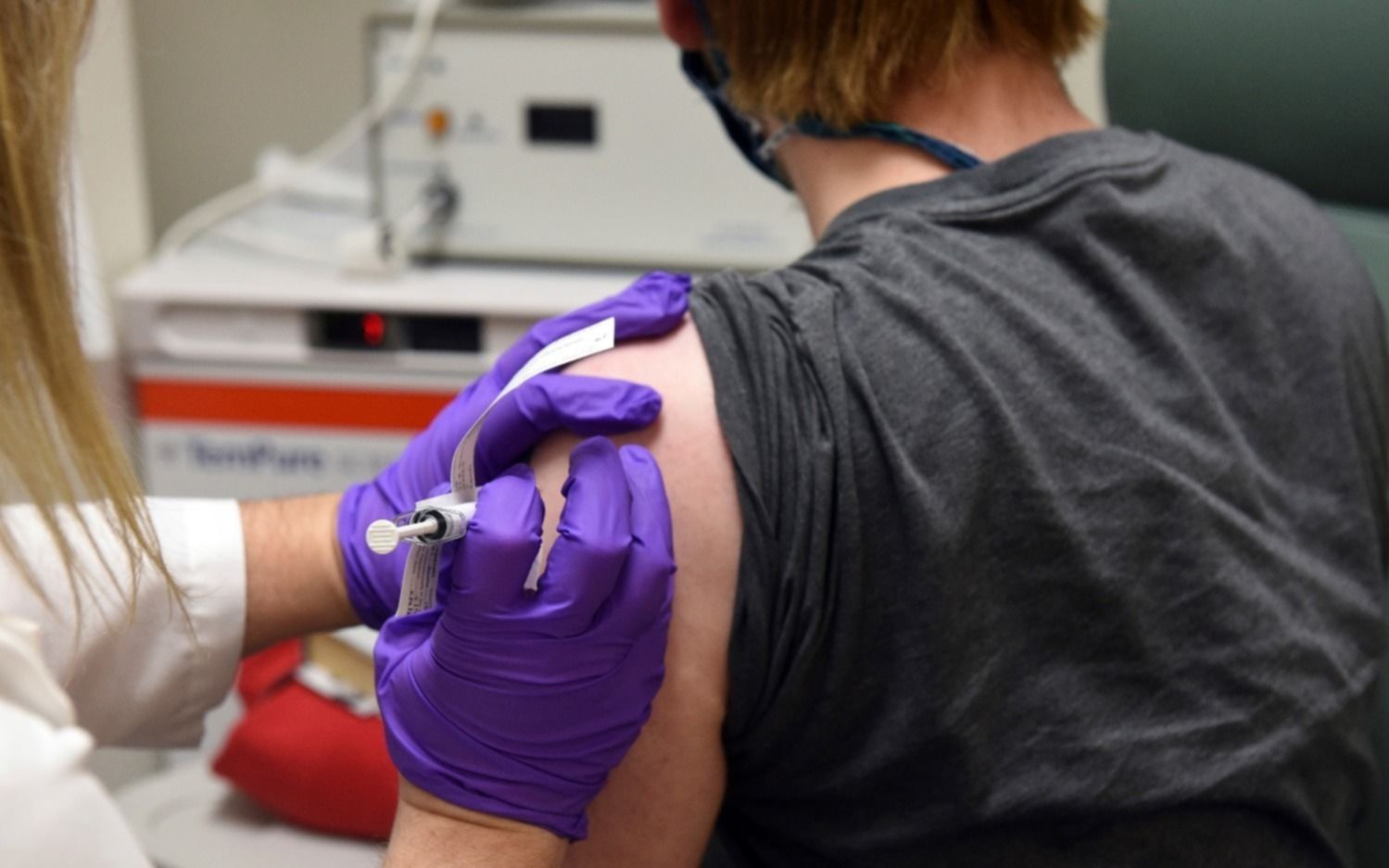 Una nueva señal para el regreso de clases presenciales: buscarán vacunar docentes en febrero