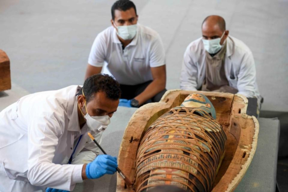 Egipto presentó 50 sarcófagos de tres mil años de antiguedad