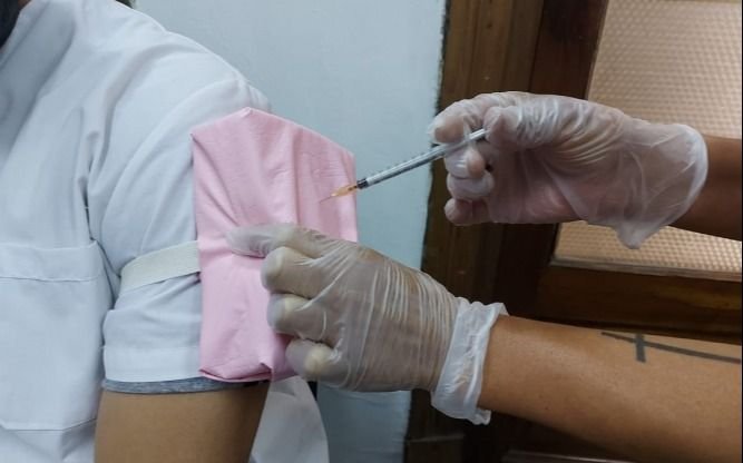 Un gremio asegura que trabaja en conjunto con IOMA para la vacunación de los docentes