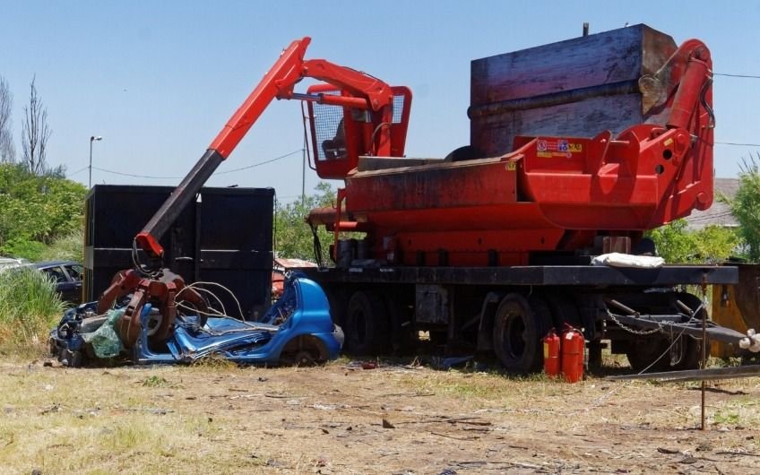 En Berazategui comenzó la compactación de vehículos abandonados