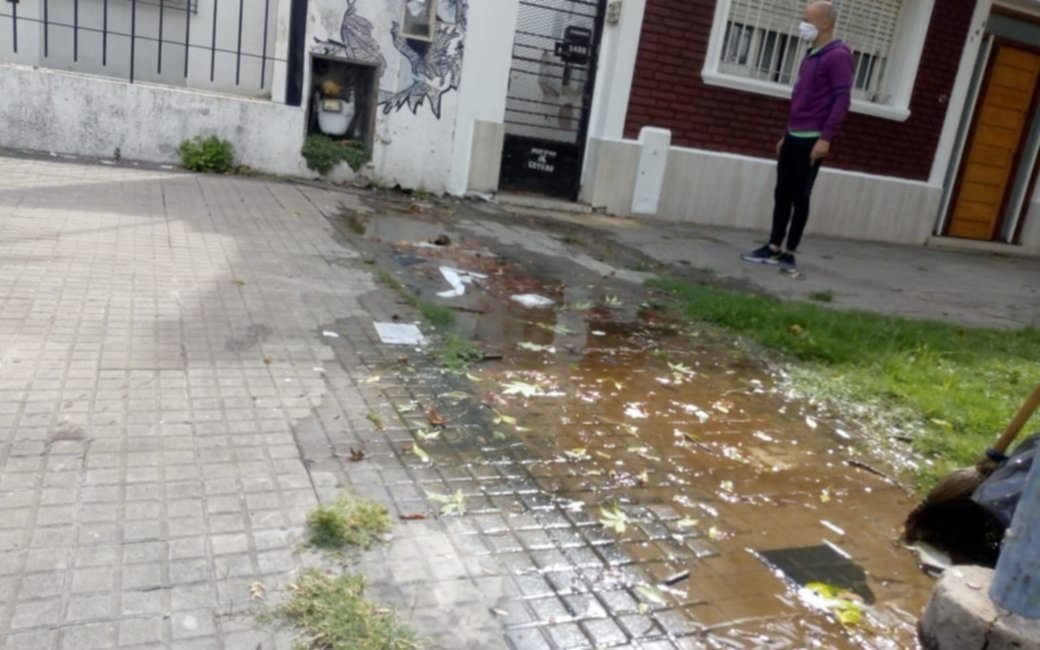 Siguen las penurias por el servicio de agua  en La Plata: entre la escasez y las filtraciones