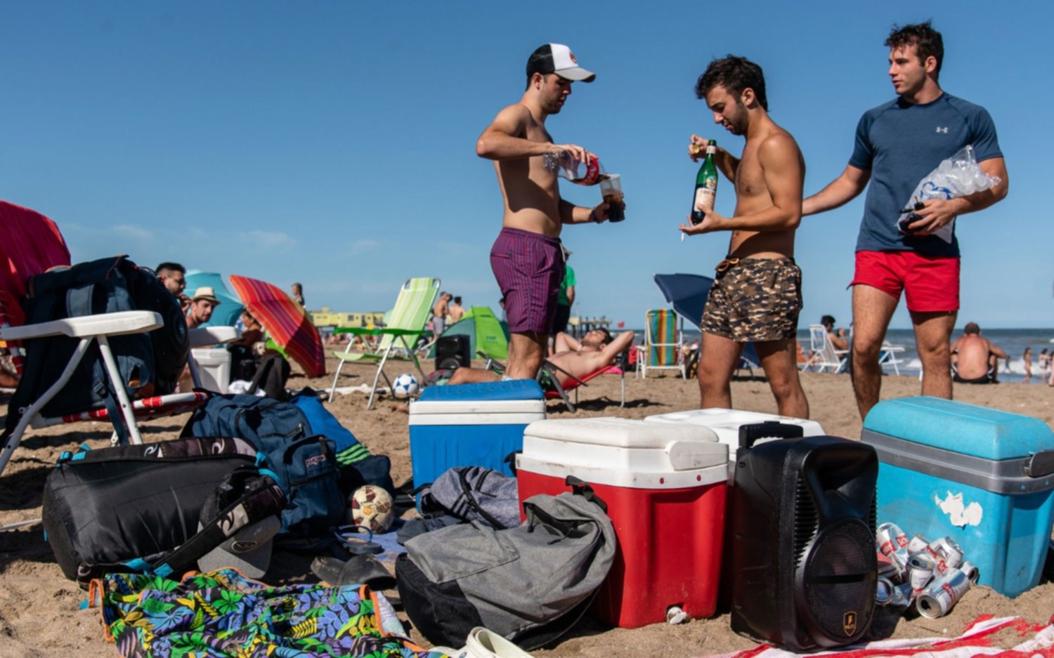 En Pinamar ya no se puede concurrir a la playa con heladeras ni parlantes