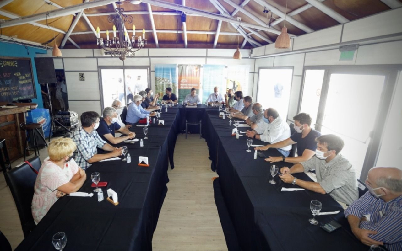 Kicillof se reunió con los intendentes de la Costa en Monte Hermoso