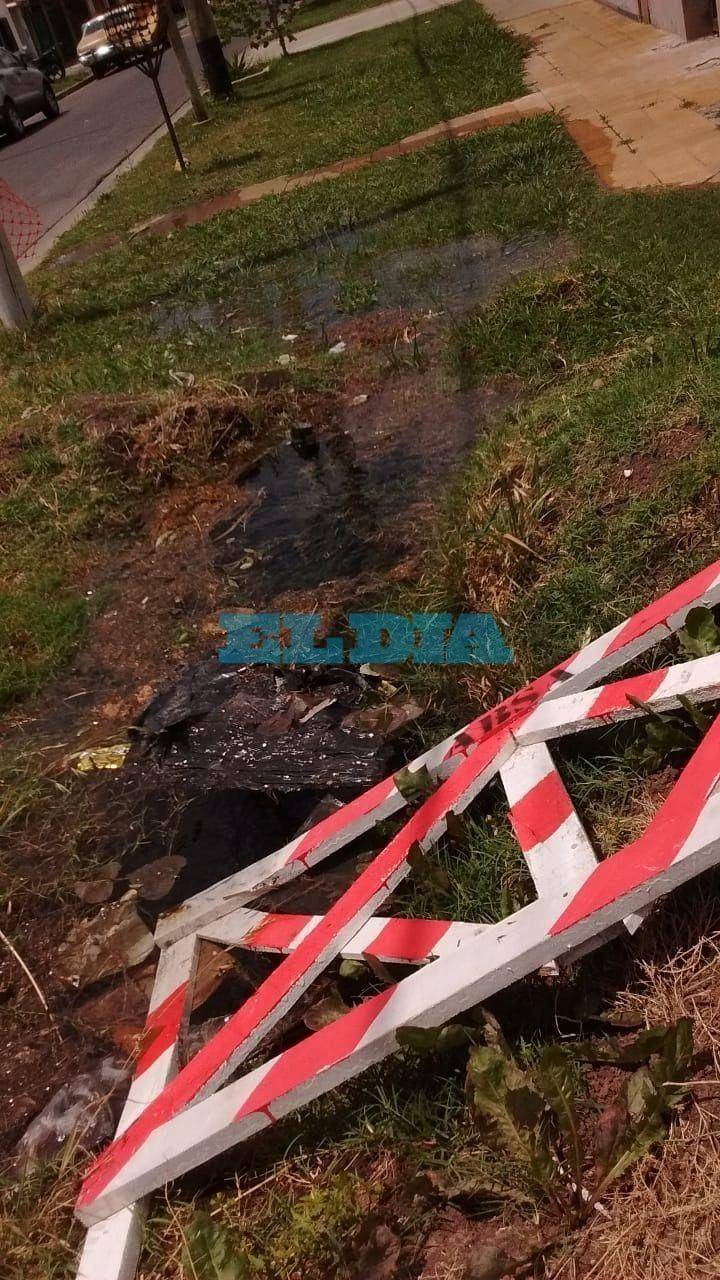 Villa Elvira: denuncian que una caudalosa pérdida de agua ahora se convirtió en trampa