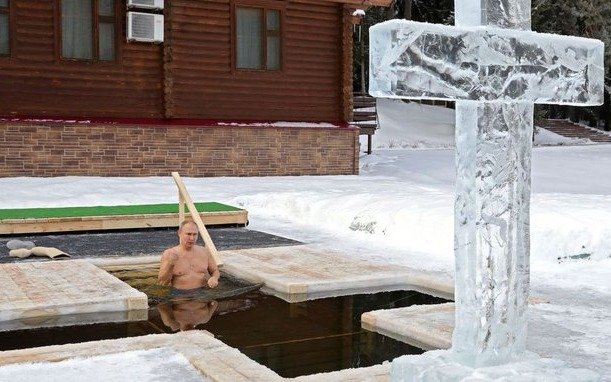 VIDEO: El presidente Putin se zambulló en aguas heladas para cumplir con un ritual ruso