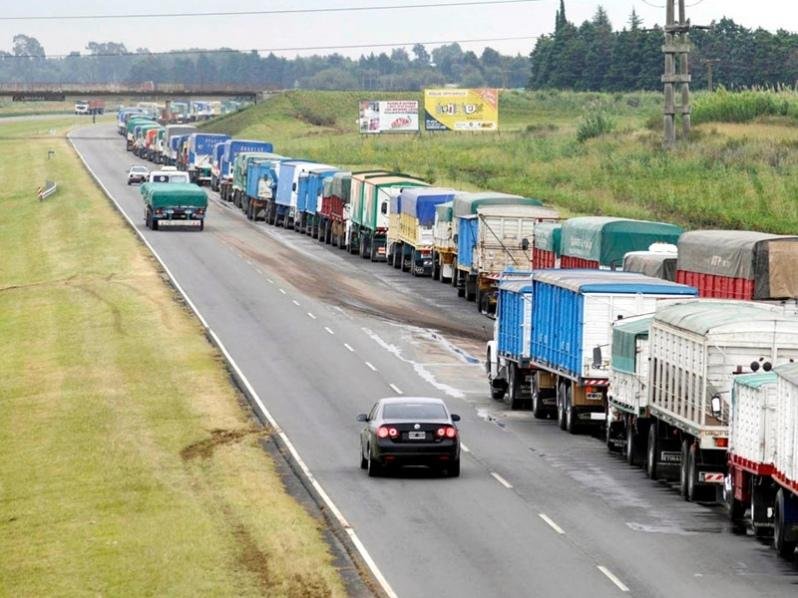 El paro de transportistas dispara alarmas por el desabastecimiento en la industria