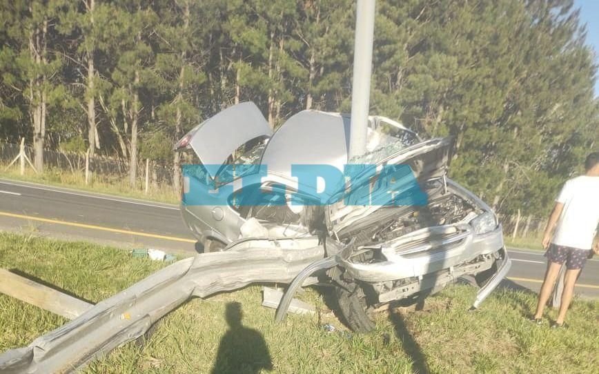 Brutal accidente vial sobre Ruta 2: falleció el conductor del auto que impactó contra una columna