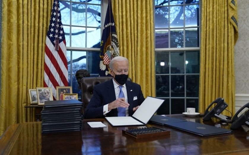 Biden tuvo su primer foto en la Oficina Oval