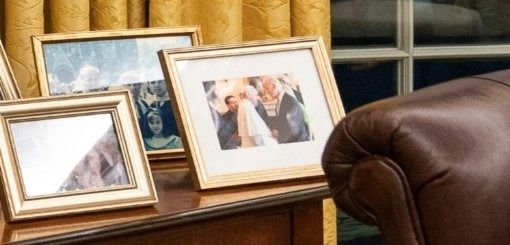 Biden pone una foto suya con el papa Francisco en primer plano en la Oficina Oval