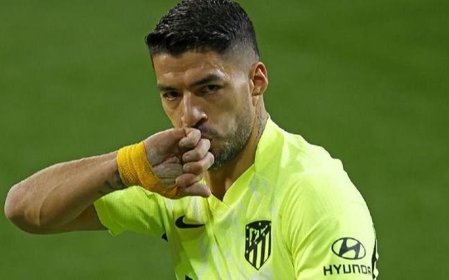 Luis Suárez sigue gritando goles y en Barcelona estallan de bronca