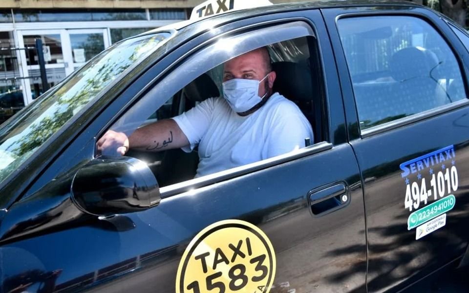 ¡Un ejempo! Taxista solidario devolvió 20 mil dólares en la Costa