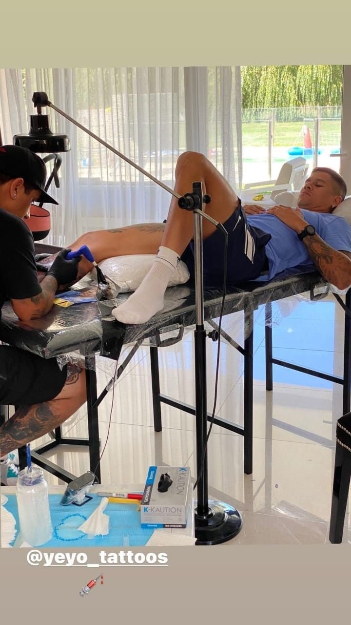 ¿Guiño a Boca? Marcos Rojo se tatuó a Maradona con la camiseta Xeneize