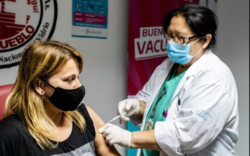 Provincia: la semana próxima comenzará la vacunación a docentes con factores de riesgo