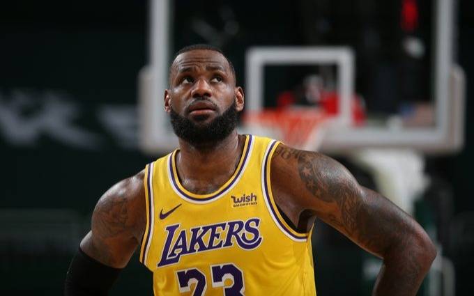 Los Lakers de LeBron derrotaron a los Bucks de Giannis con un festival de triples