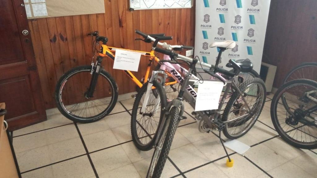 En la comisaría de City Bell exhiben bicis robadas para que los dueños puedan recuperarlas