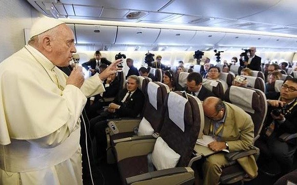 El Papa pidió controlar las fake news y un periodismo valiente para mostrar la realidad
