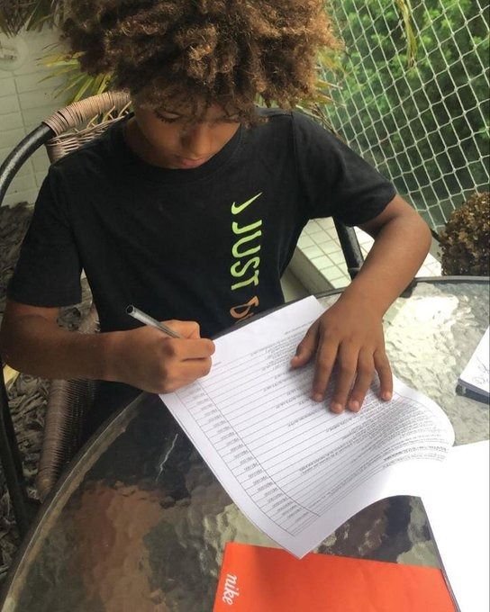 Un futbolista brasileño de 8 años firmó contrato con marca estadounidense de ropa deportiva