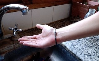 "ABSA tiene obligación de dar agua embotellada en caso que no entregue el servicio por la cañería"