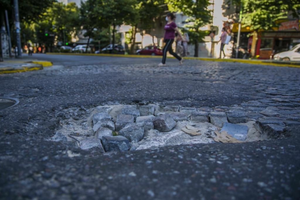 Un terrible bache “rompeautos” sorprende a conductores en Plaza Rocha
