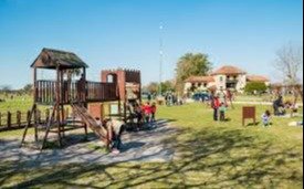 De terror: encapuchados, con palos y cuchillos asaltan a dos familias en el Parque Ecológico