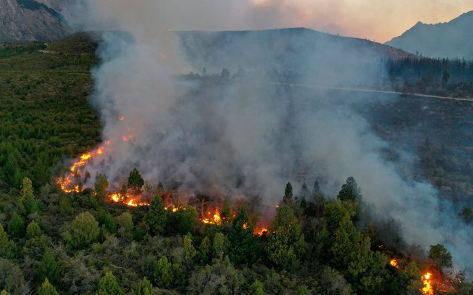 El fuego ya arrasó con más de 8000 hectáreas en El Bolsón pese a labor de brigadistas