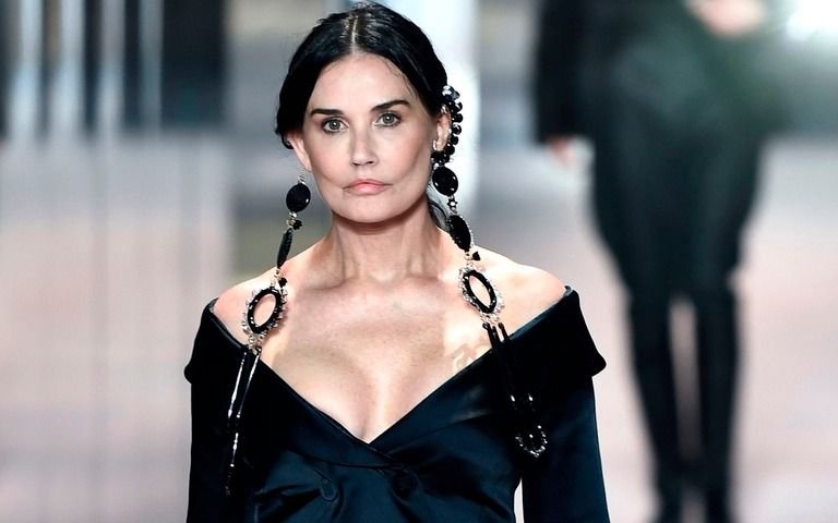 Demi Moore cumpió el sueño de su infancia: debutó como modelo a los 58 años