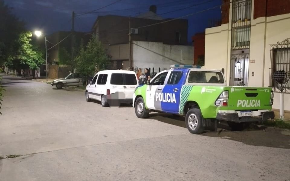 Tolosa: forcejeó con dos ladrones y evitó que le robaran la camioneta