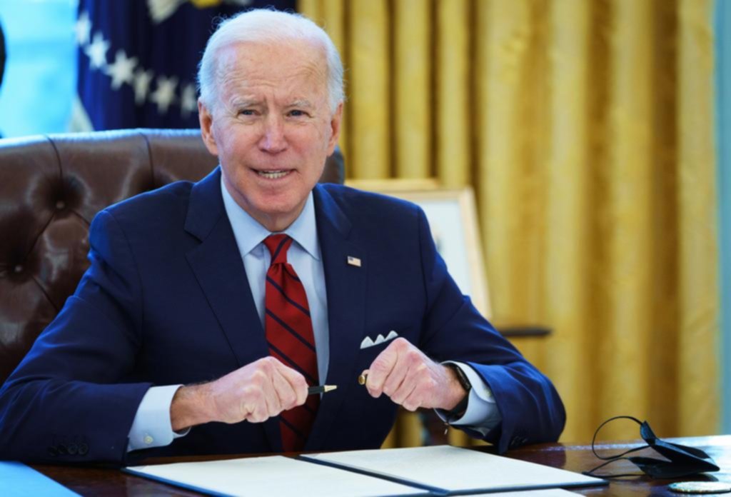 Biden revive el sistema de salud “Obamacare” en pleno auge del virus