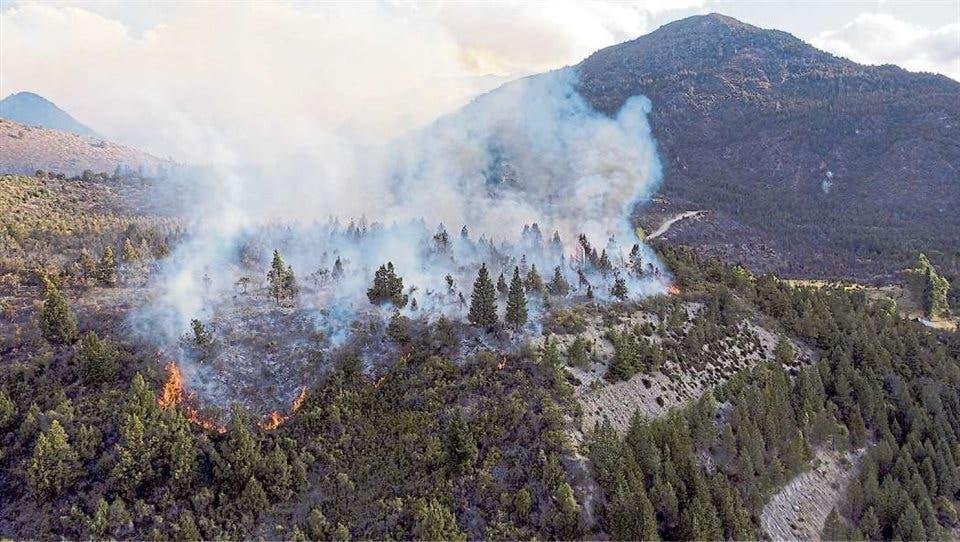 El fuego sigue sin control en El Bolsón y allanaron la casa del sospechoso de iniciarlo