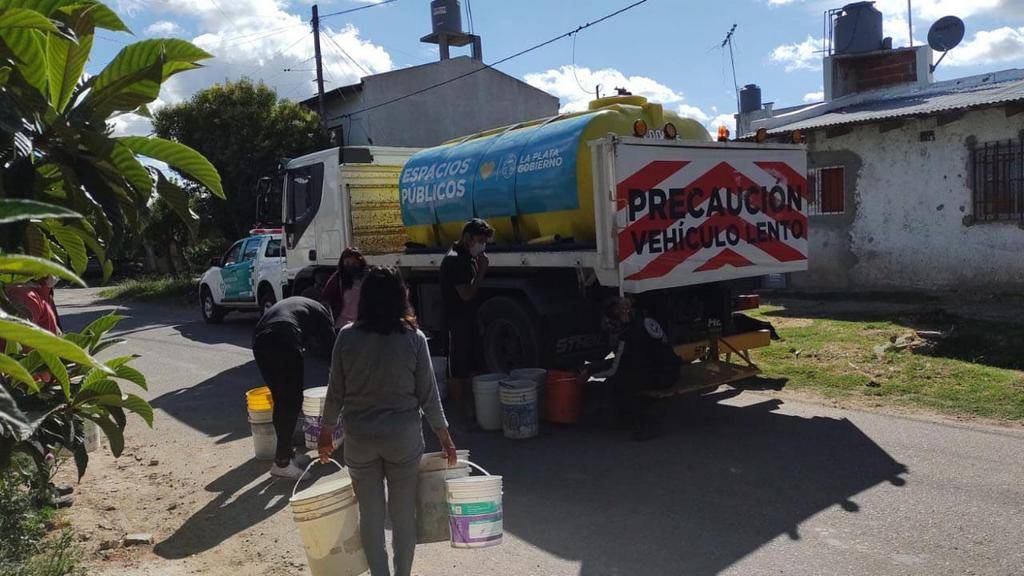 Se prolonga “sequía” en varios barrios y salen a repartir agua