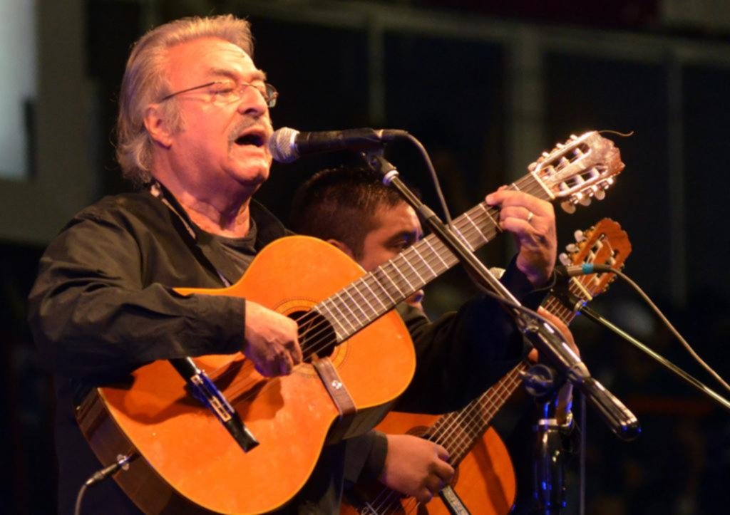 César Isella: adiós al folclorista salteño que supo cantar con todos