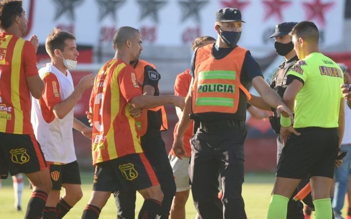 En un partido del ascenso pasó de todo: hasta había público en las tribunas