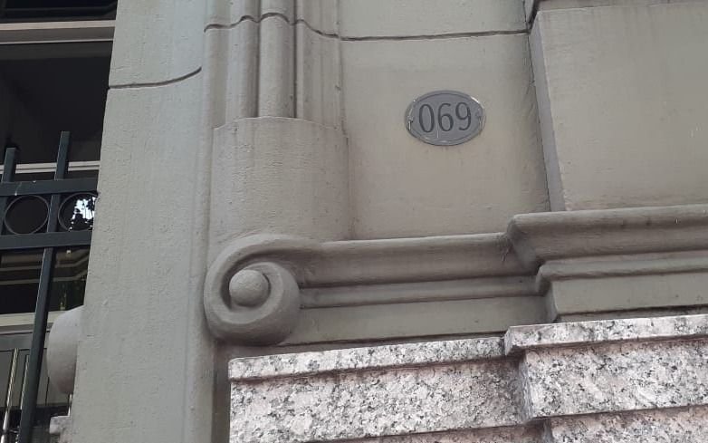 Renovaron una placa en el edificio de Arba pero... ¡Pusieron los números al revés!