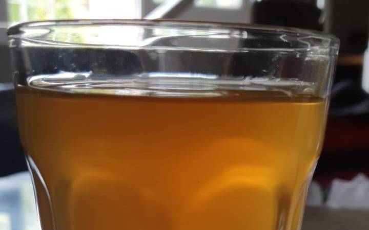 Parece cerveza, pero en realidad es el agua que les sale de la canilla: turbiedad en 64 y 21