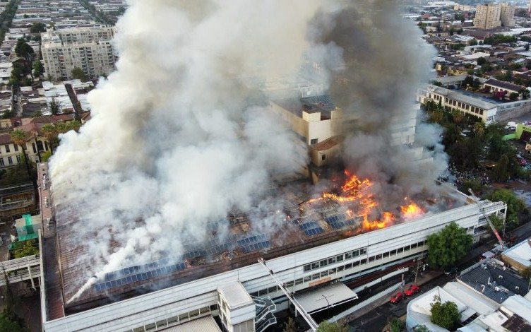Impactante incendio de uno de los hospitales más grandes de Santiago de Chile