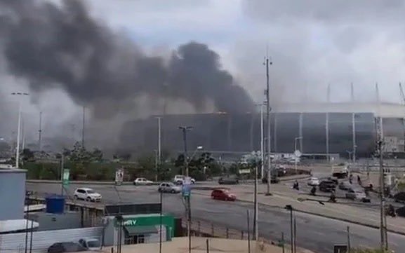 Incendio en uno de los estadios mundialistas de Brasil 2014: cabinas de TV y radio, destruidas por el fuego