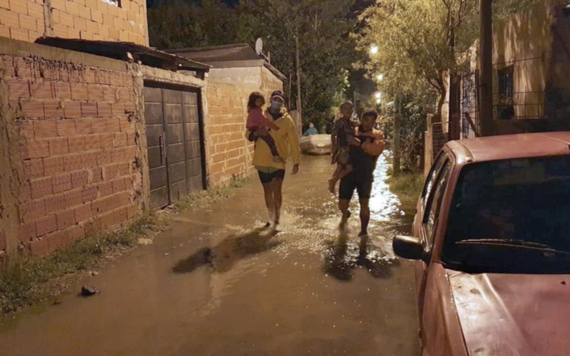 Sudestada y fuerte crecida del Río de la Plata: comenzaron a evacuar familias en Punta Lara