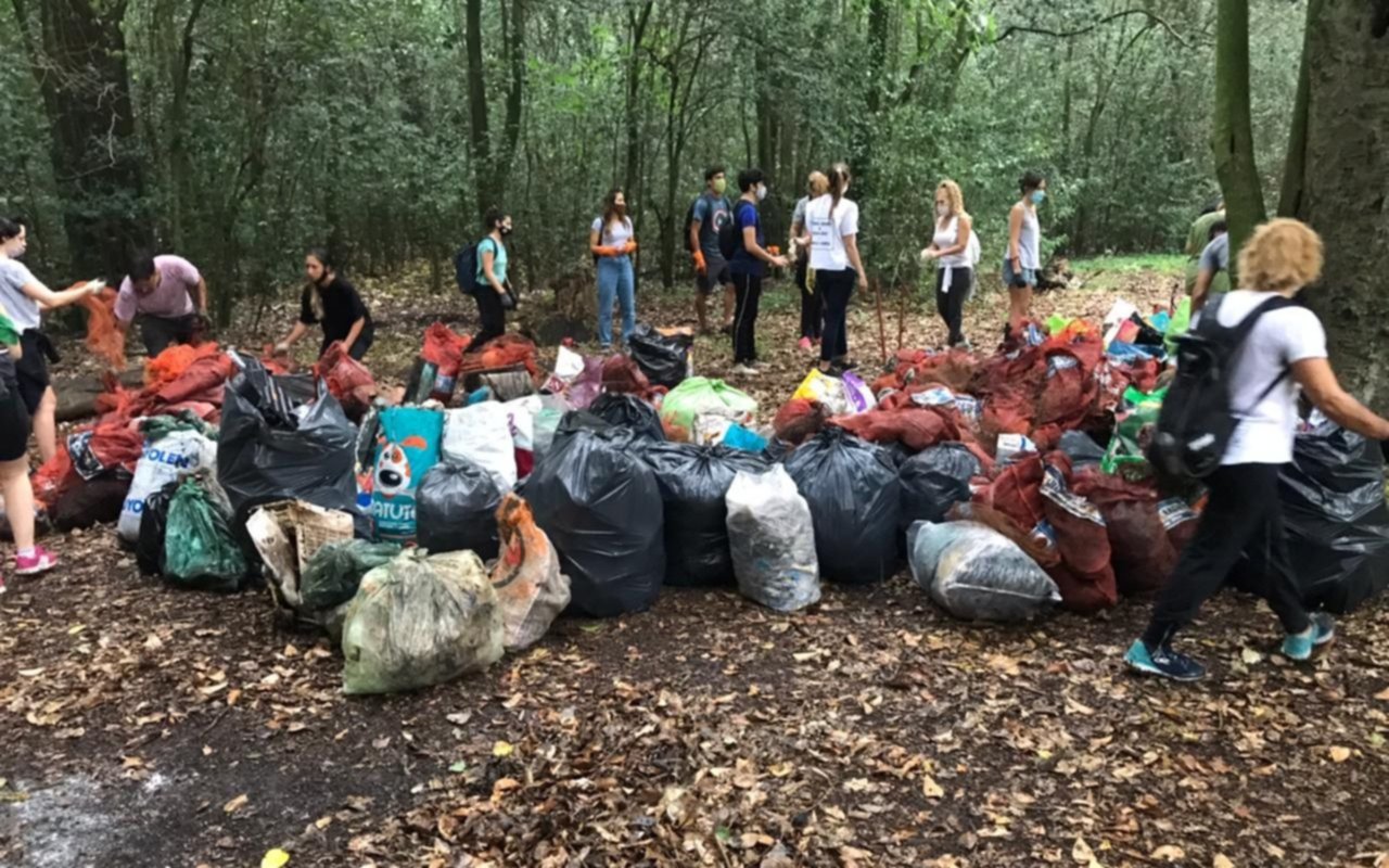 Voluntarios al rescate del Parque Pereyra: juntaron decenas de bolsas de basura reciclable