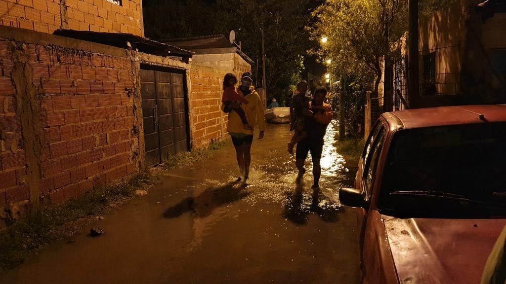 La zona costera en vilo ante una crecida del Río de la Plata: hubo al menos 15 evacuados