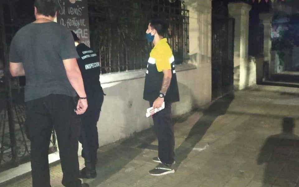 Fuertes controles en la Ciudad en la búsqueda de que se respeten los aforos en los bares