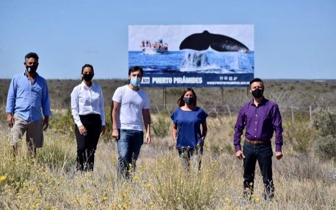 El intendente de Puerto Pirámides inauguró un cartel en la ruta y lo apuntaron en las redes