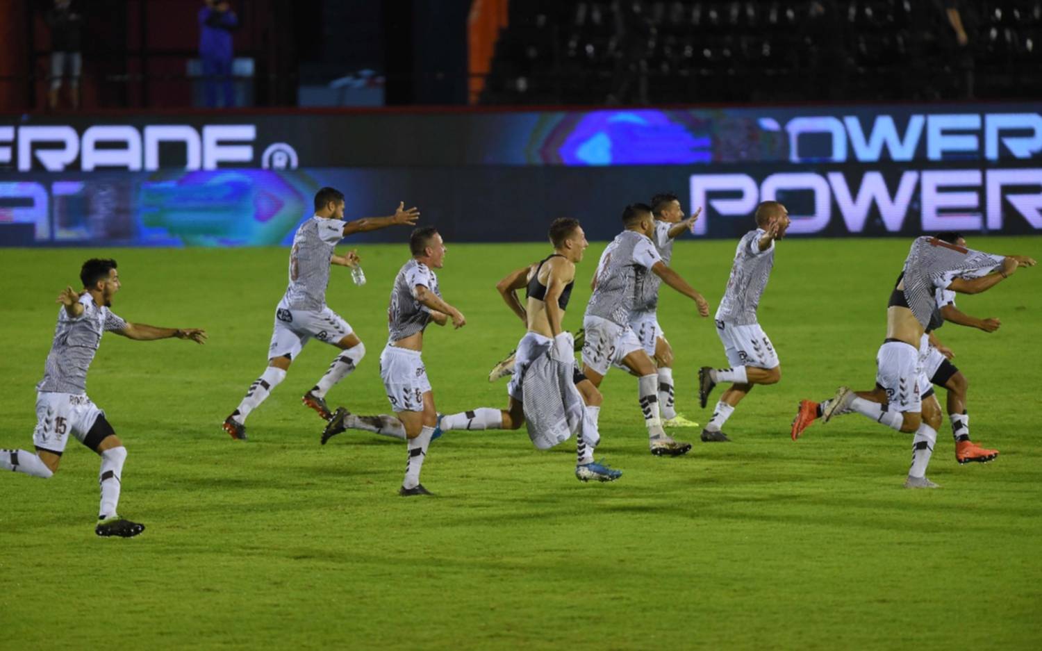 Platense le ganó por penales a Estudiantes (RC) y volvió a Primera luego de 22 años