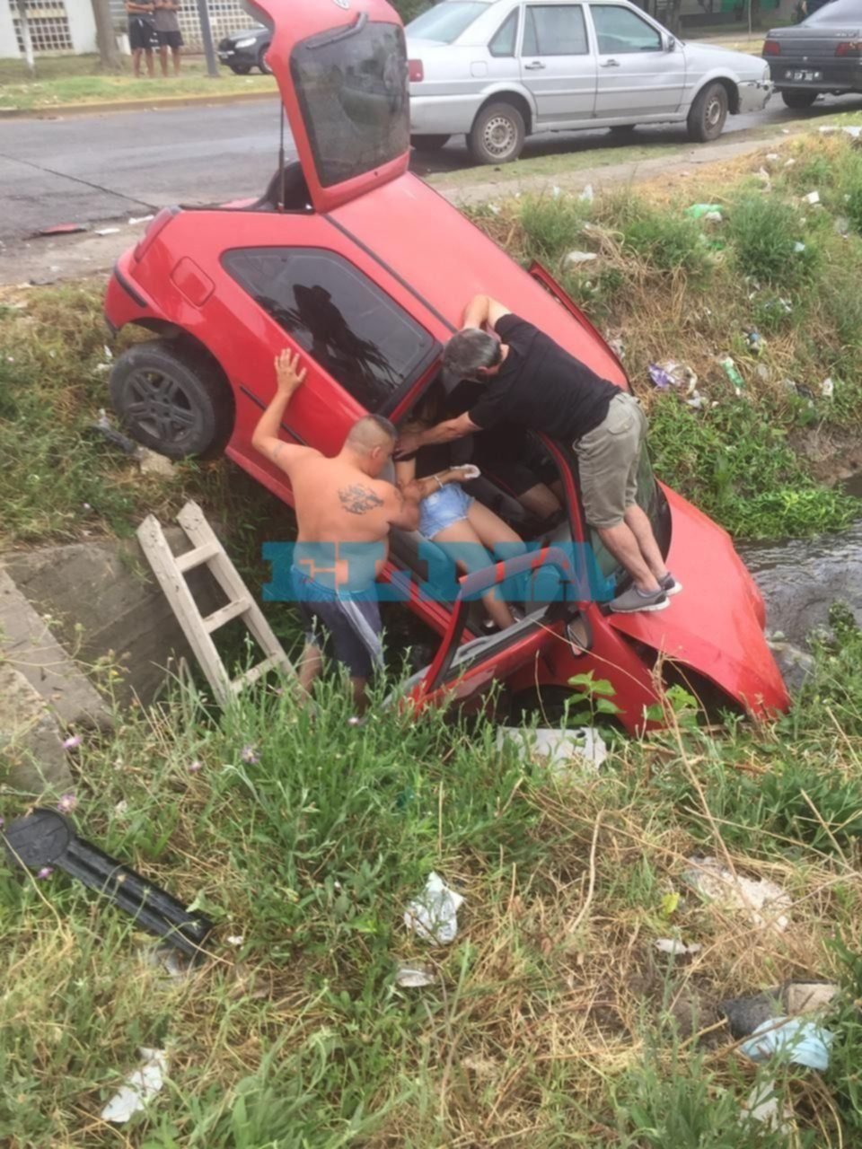 Un auto terminó de punta contra una zanjón tras un choque en 13 y 93