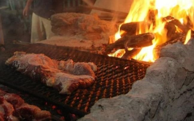 Prendió el fuego del asado con combustible y quemó a su bebé de nueve meses: está grave