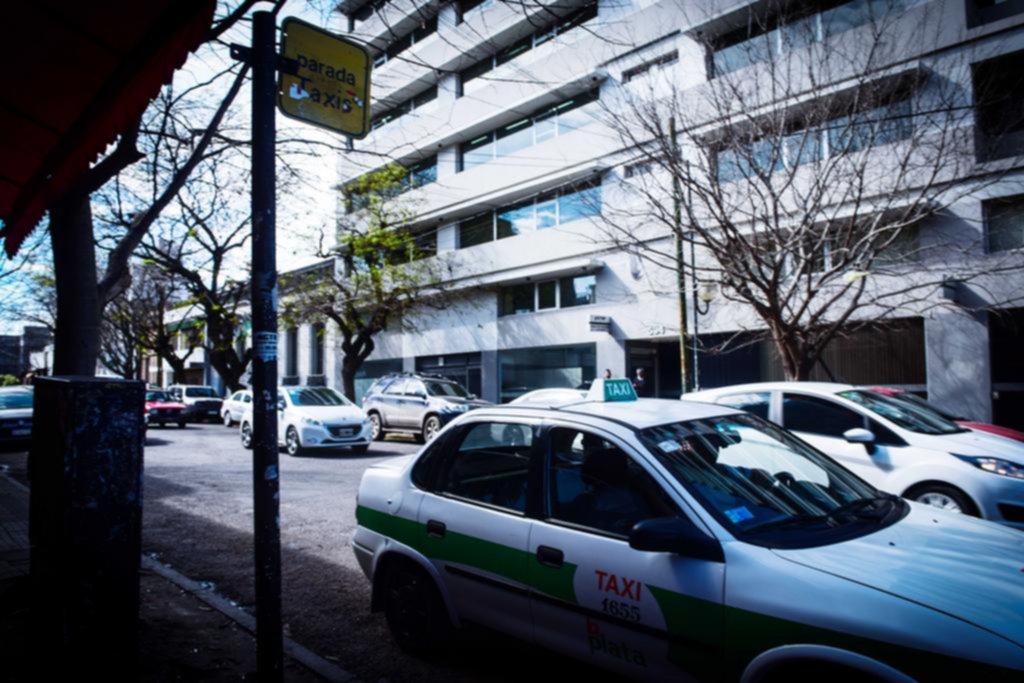 Viajar en taxi de noche ya es más caro y aumenta el estacionamiento