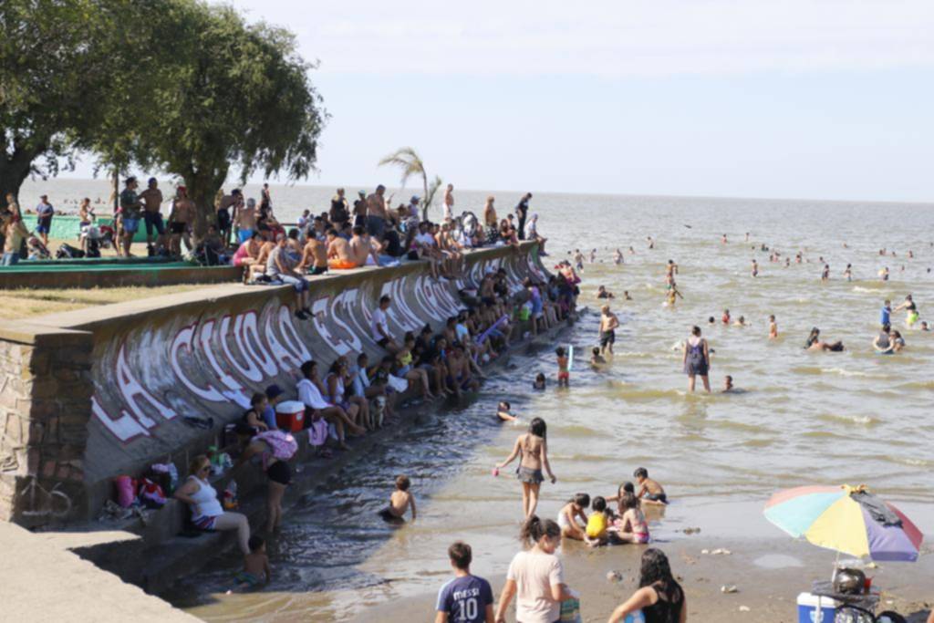 Bajaron el alerta por las cianobacterias y la gente copó el río en Punta Lara