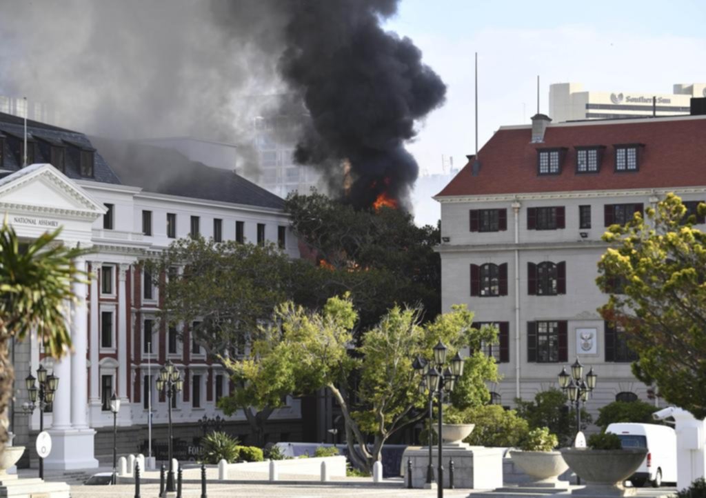 Un incendio destruyó totalmente el edificio del Parlamento sudafricano