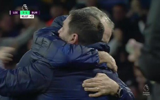 El abrazo del Loco Bielsa que dio la vuelta al mundo
