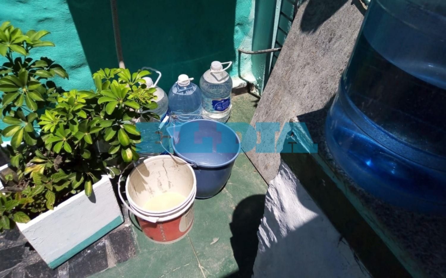 El calor no da tregua y expone el drama de la falta de agua: "Tenemos que llenar el balde en una estación de servicio"